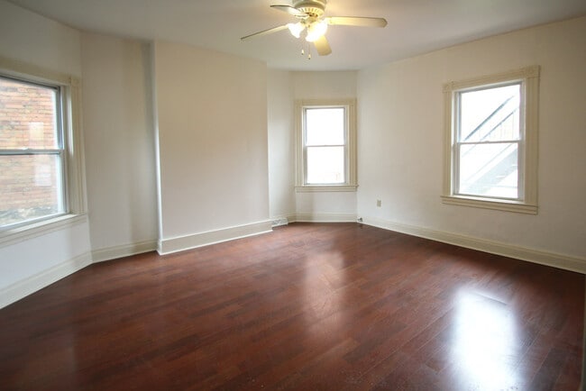 Building Photo - 523 Jeanette St