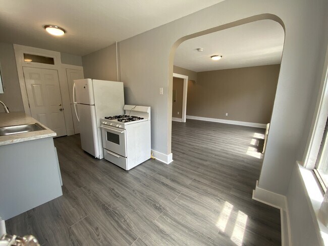 Building Photo - Broadway - 2816 - (Units I - L)