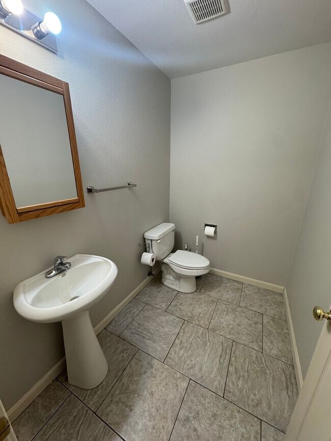 Foto del edificio - 2 story 3 bd 1.5 bath townhouse in Lavelle Estates!