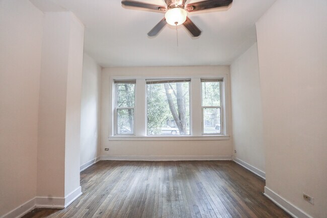 Building Photo - 2554 W Eastwood Ave