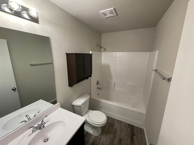 Building Photo - 3 bed 2 bath open living and beautiful finishes!