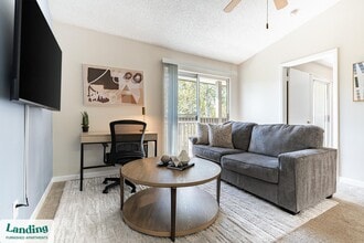 Building Photo - 1000 Palm Pl Dr NE