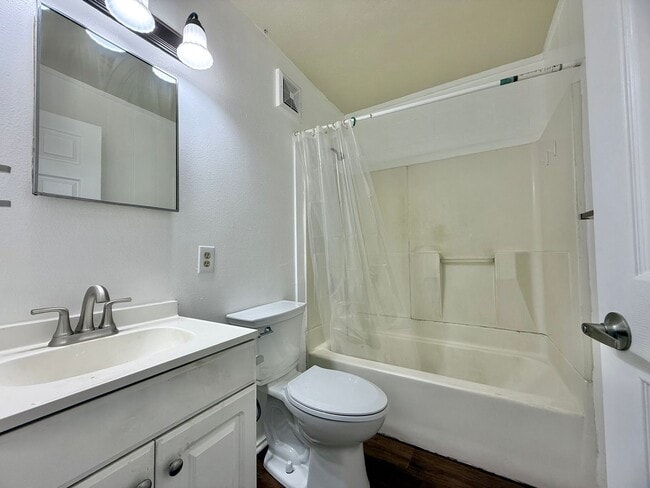Foto del edificio - 1 Bedroom / 1 Bathroom Apartment – Near Kalama Beach Park