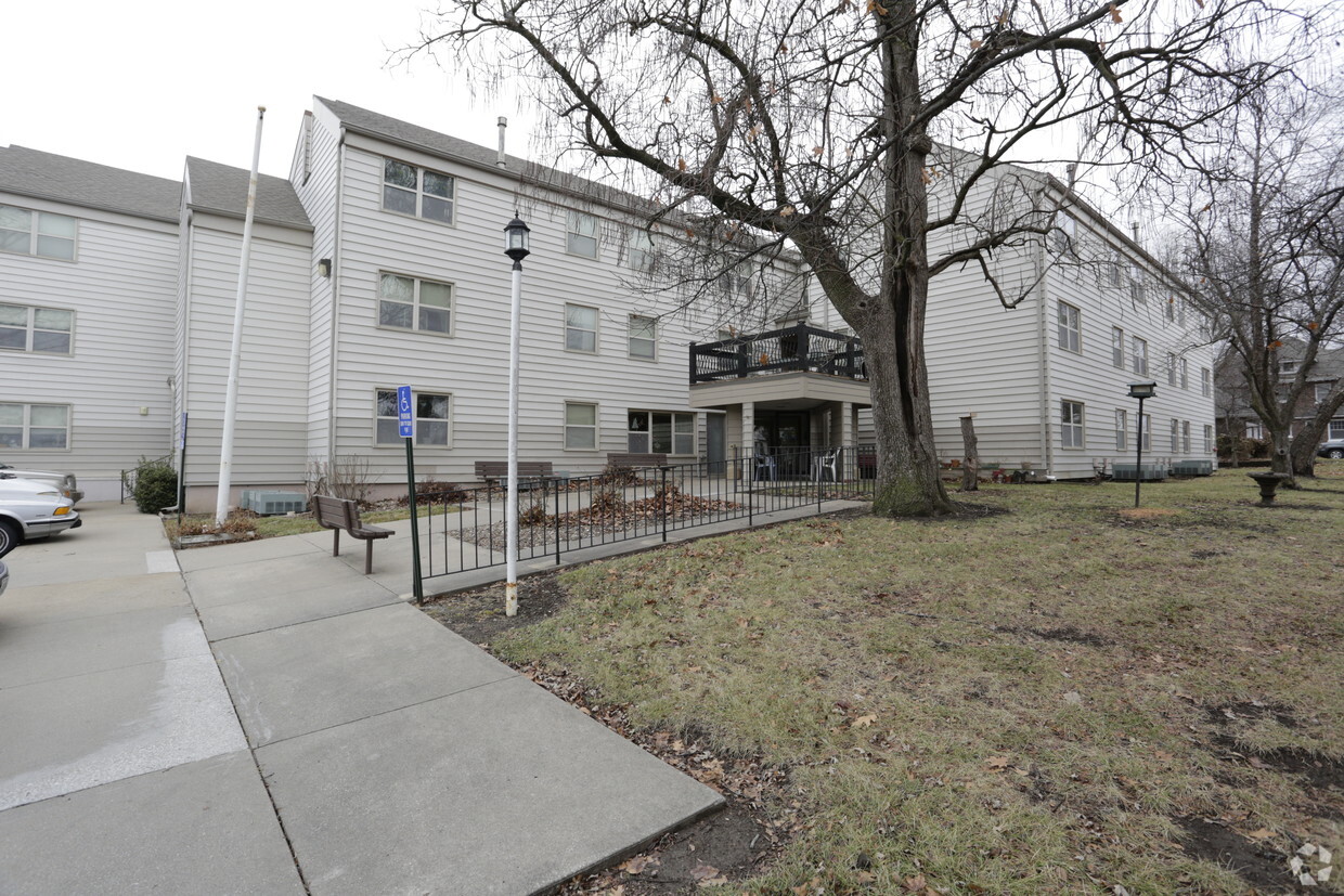 Primary Photo - Catalpa Tree Apartments