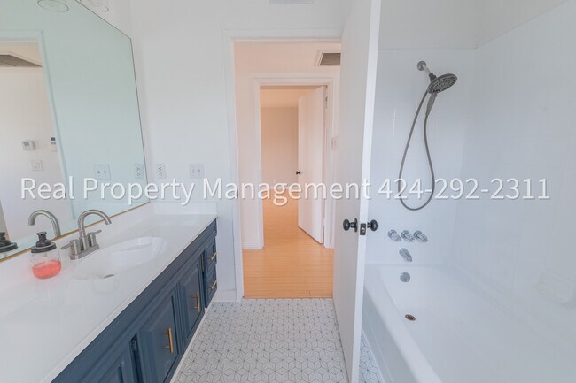 Foto del edificio - 7220 Waring Ave