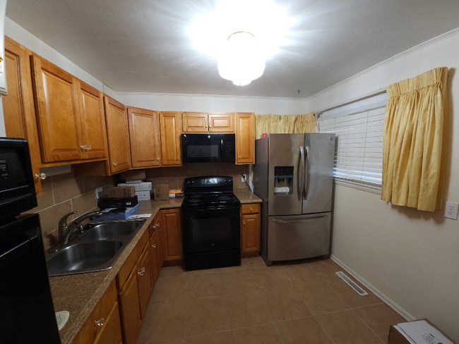 Building Photo - 1612 Kingsway Rd