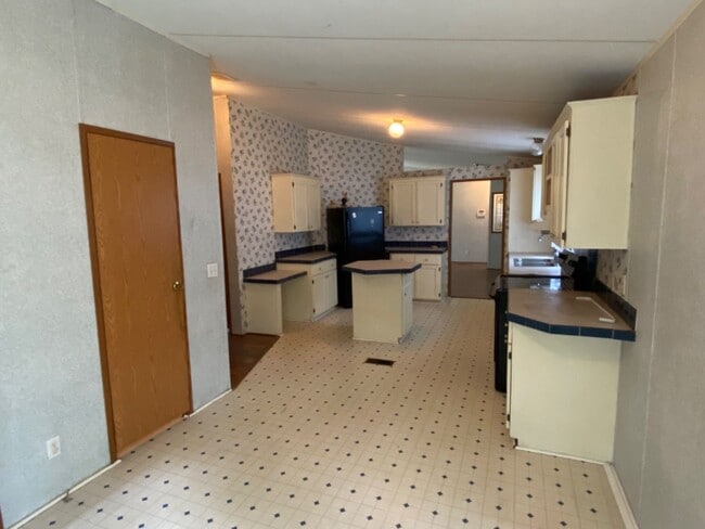 Building Photo - 3 bedroom 2 bath Mobile Home on 1 acre in Jasper