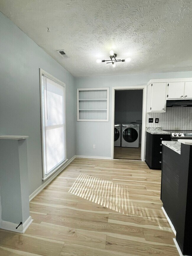 Building Photo - FIRST TWO WEEKS RENT FREE! 3 Bedroom 2 Bat...