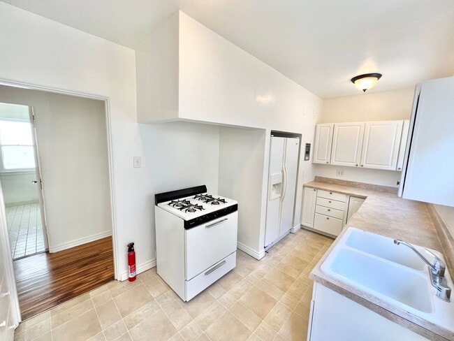 Building Photo - Charming Belmont Shore 2BD/1BA in Spanish-Style Duplex | Garage Included