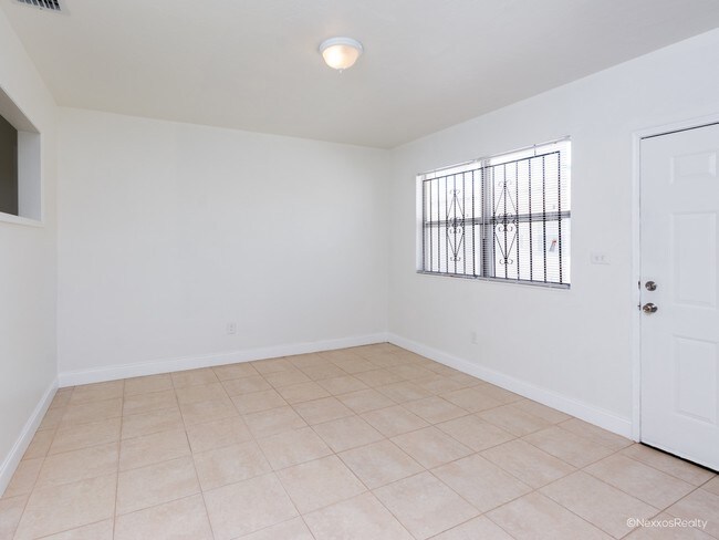Foto del edificio - 110-120 NE 55th St