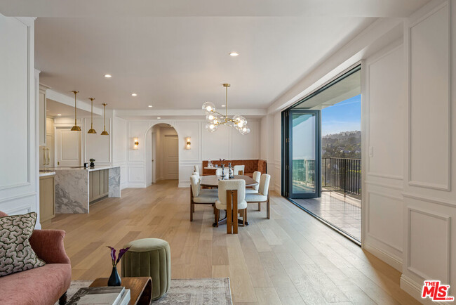 Building Photo - 818 N Doheny Dr
