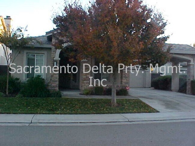 Building Photo - Beautiful Single Story Home in Highly Desi...