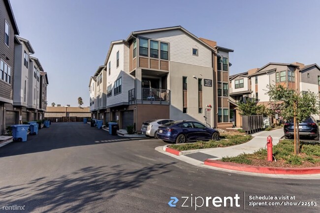 Building Photo - 4 br, 3.5 bath Townhome - 2755 Ball Pl, Sa...