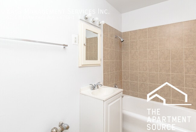 Building Photo - 6754 N Hermitage Ave