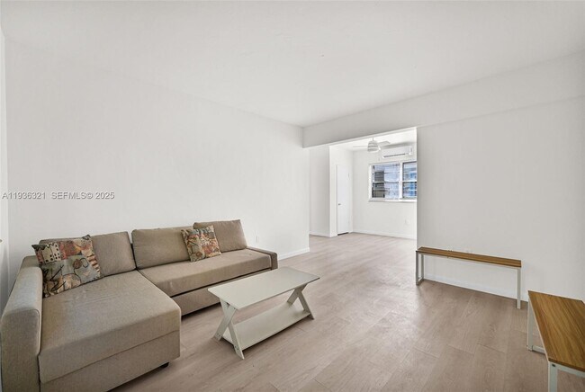 Foto del edificio - 4730 Pine Tree Dr