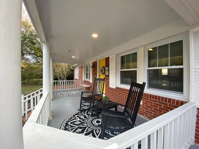 Foto del edificio - FURNINSED Beautifully  REMODELED  Brick Ra...