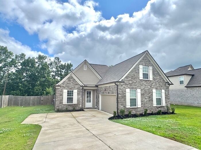 Foto principal - Now Leasing a 4-bedroom 2.5 bath home in O...