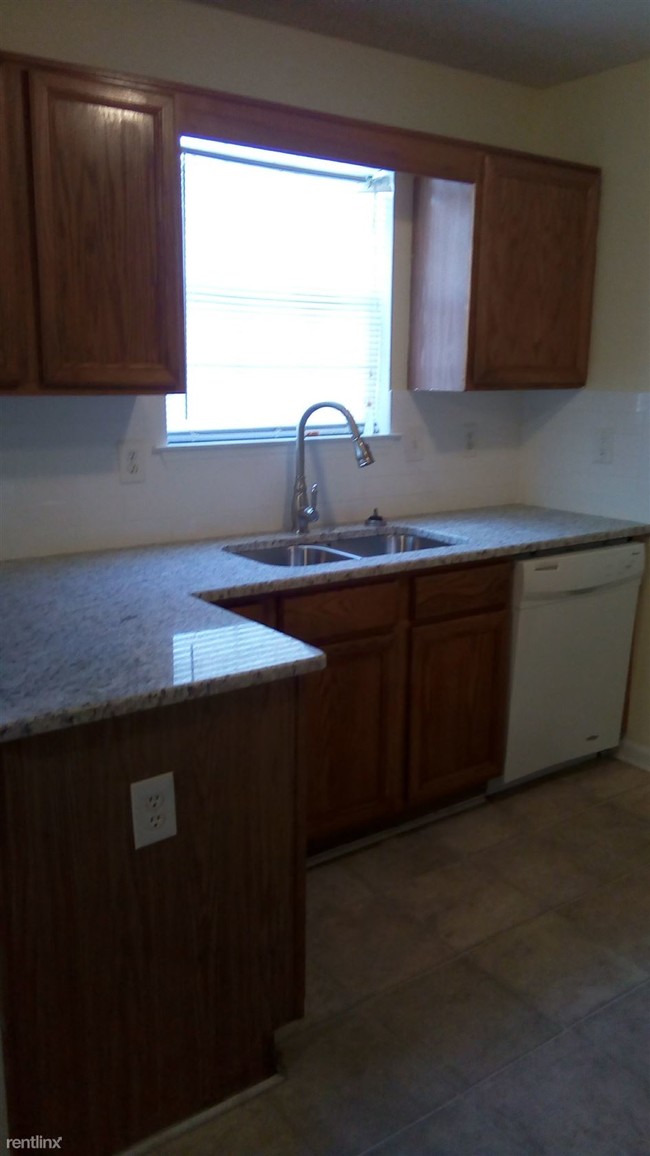 Building Photo - 3 br, 2.5 bath House - 6465 Drake Mnr