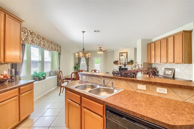 Building Photo - 18720 Royal Pointe Dr