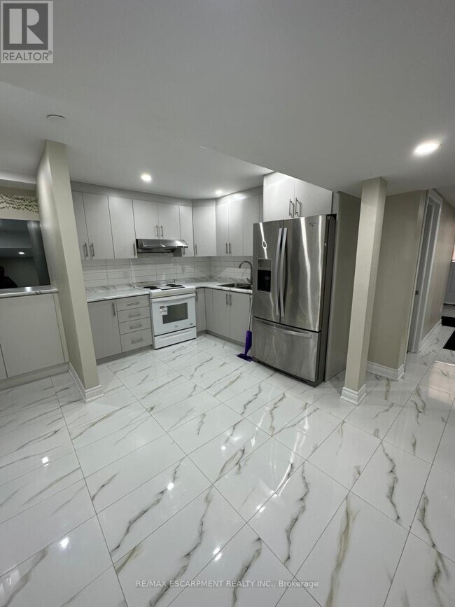 Building Photo - 318 Bessborough Dr
