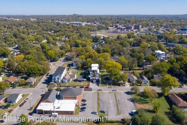 Foto del edificio - 4 br, 6 bath House - 207 C Neill Avenue