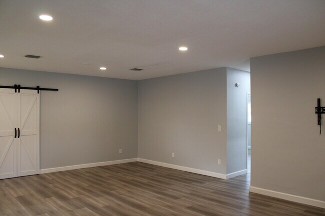 Foto del edificio - 5349 Van Buren Rd