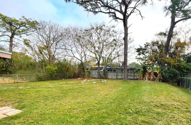Building Photo - Beautiful 2 Beds and 1.5 Baths Home Availa...