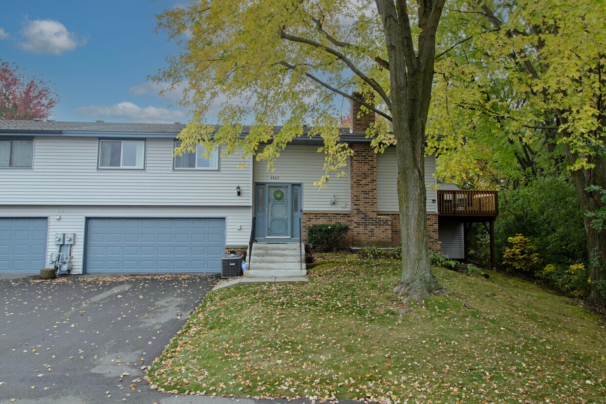 Foto principal - 4462 Johnny Cake Ridge Rd