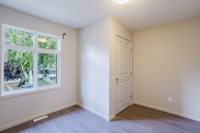 Building Photo - Modern 3 Bed / 1.5 Bath Suite – Spacious & Bright!