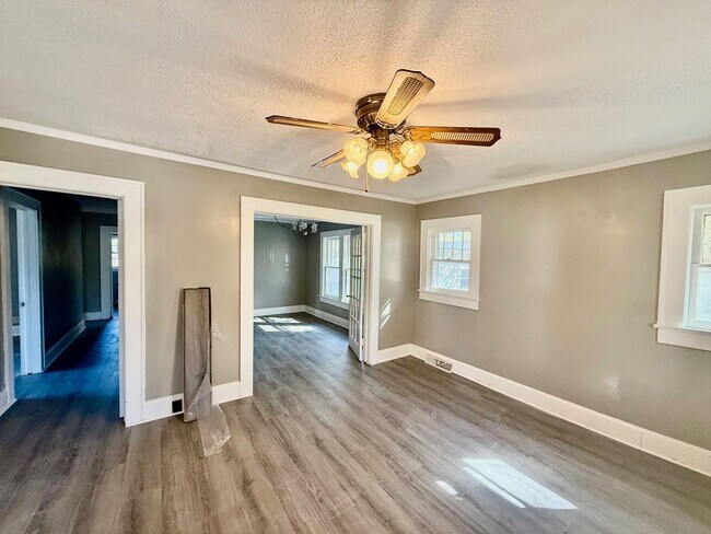 Foto del edificio - Charming 3-Bedroom Home in the Heart of Bu...