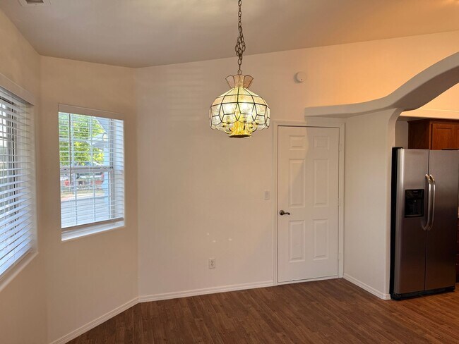 Foto del edificio - 9800 E Lakeshore Dr