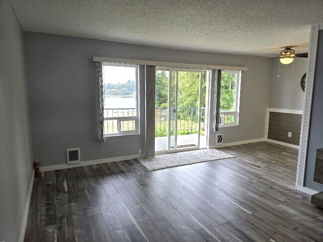 Building Photo - Oyster Bay Waterfront Condo!