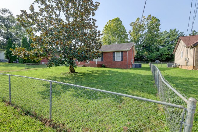 Building Photo - 204 Bob White Dr