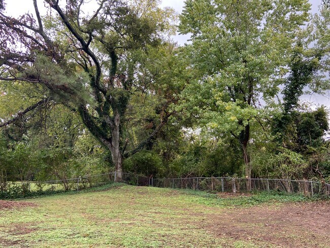 Foto del edificio - One Level Living with Private Backyard and...