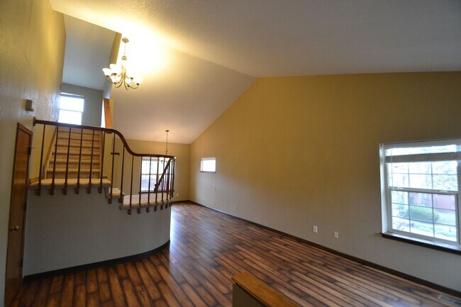 Building Photo - 3 Bedroom Home Plus Office with AC Availab...