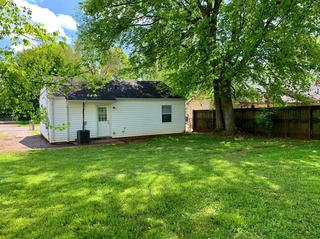 Foto del edificio - 209 Burch Rd