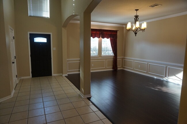 Building Photo - 2121 Warwick Pl