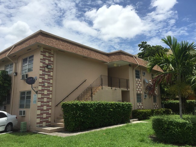 Building Photo - 257 S Royal Poinciana Blvd