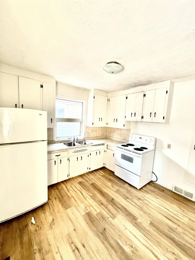 Building Photo - 1418-1414 14 St E