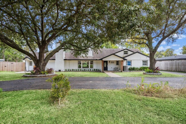 Foto del edificio - 205 W Bayou Dr