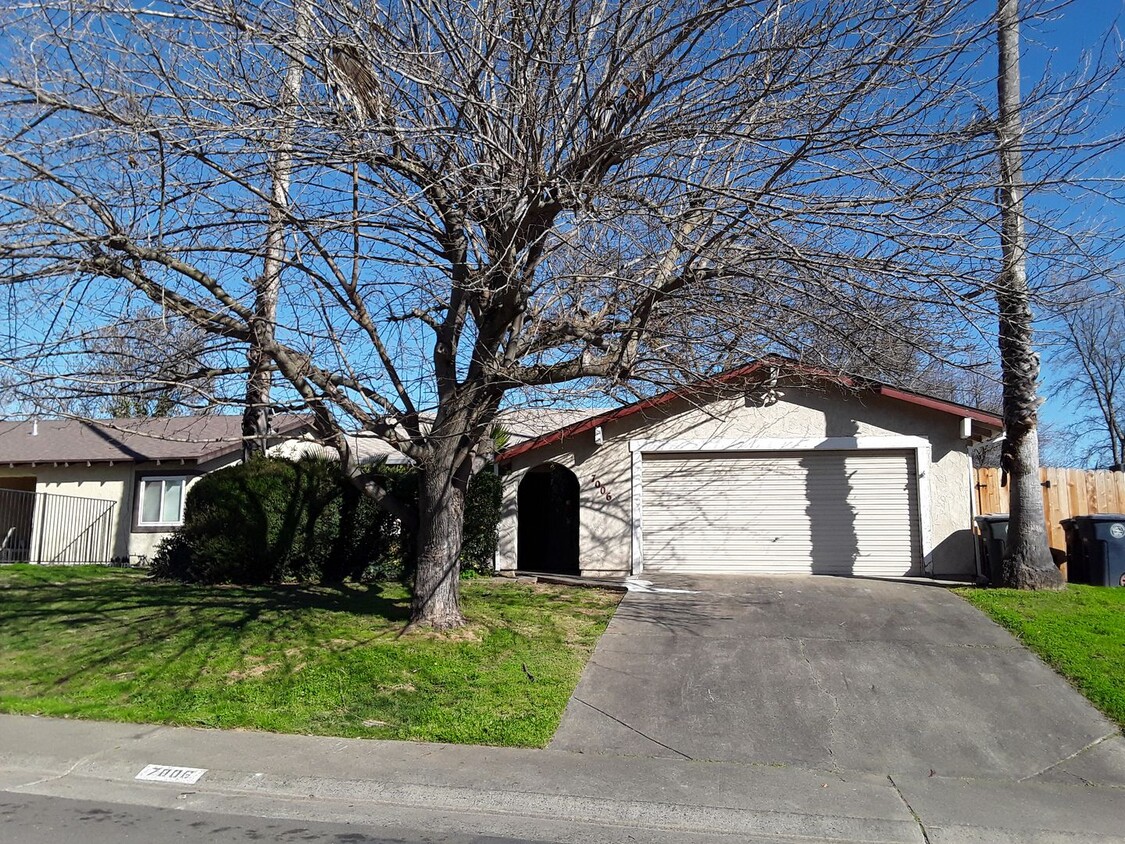 Foto principal - Citrus Heights 3 Bdrm, 2 bath - new carpet...