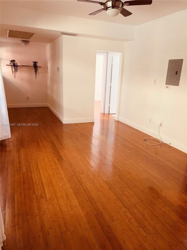 Building Photo - 4812 Pine Tree Dr