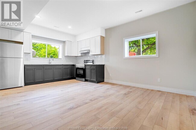 Photo du bâtiment - 907 McKay Ave