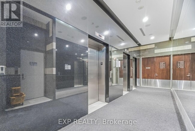 Building Photo - 330 Burnhamthorpe Rd W