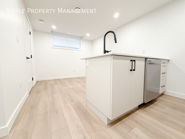 Building Photo - Modern 1 Beds, 1 Baths Basement/Lower | Av...
