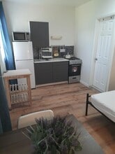 Building Photo - 709 NE 2nd Ct