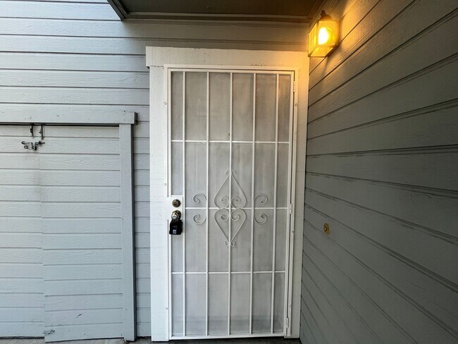 Building Photo - 2 Bed 2.5 Bath Townhome Available Now!! Sa...