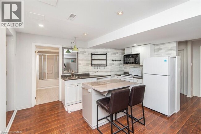 Building Photo - 14 Ormonde Ave