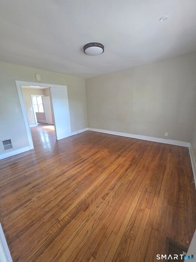 Foto del edificio - 242 Enfield St