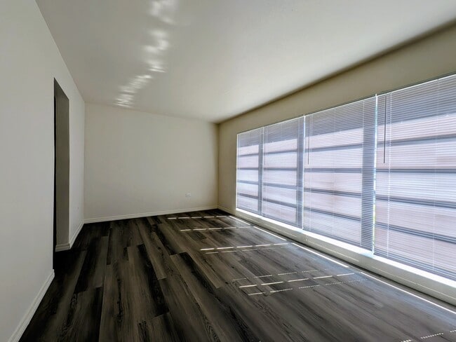 2-1 Front Corner ground floor Apartment on Danube with Wall unit A/C - Davis Islands Apartments